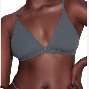 SKIMS POINTELLE LOGO TRIANGLE BRALETTE